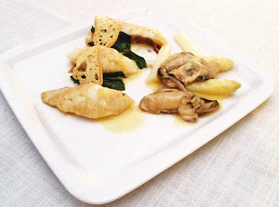 Asperges met  roodbaars, zeeuwse oester en  beurre blanc 